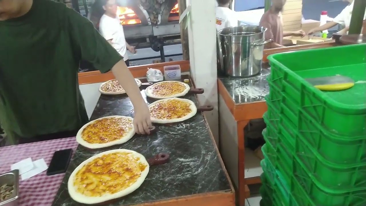 Proses Membuat Street Pizza Legend Murah Enak Besar