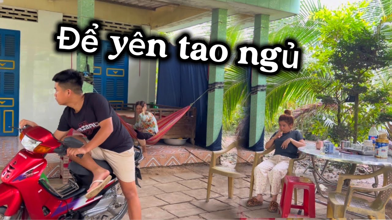 Bà Út Đang Ngủ Trưa Bị Hai Con Báo Phá Giấc Ngủ 