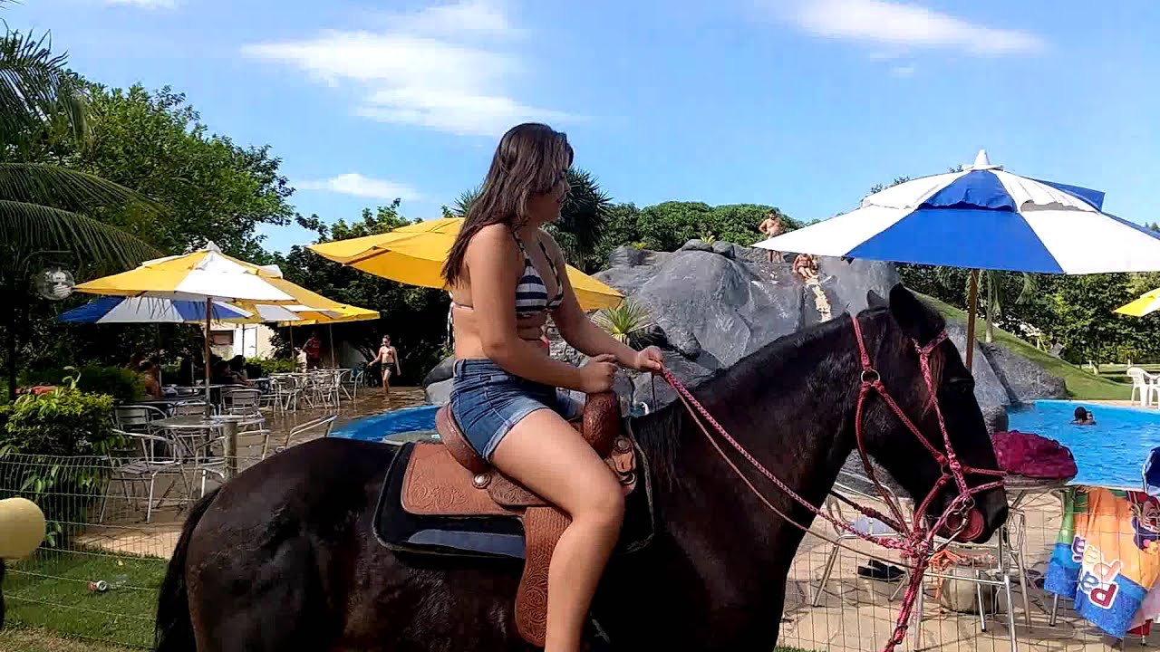 Lara andando de cavalo