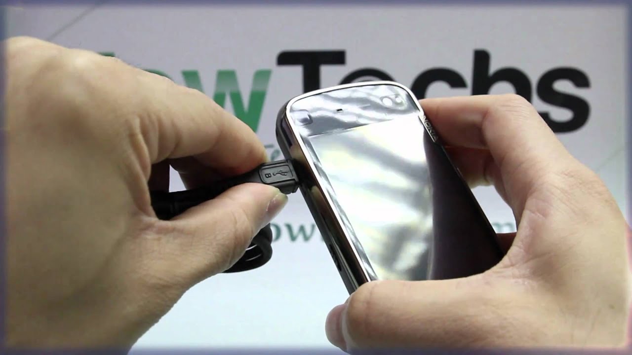 Nokia N97: Plugging in the Micro USB Cable