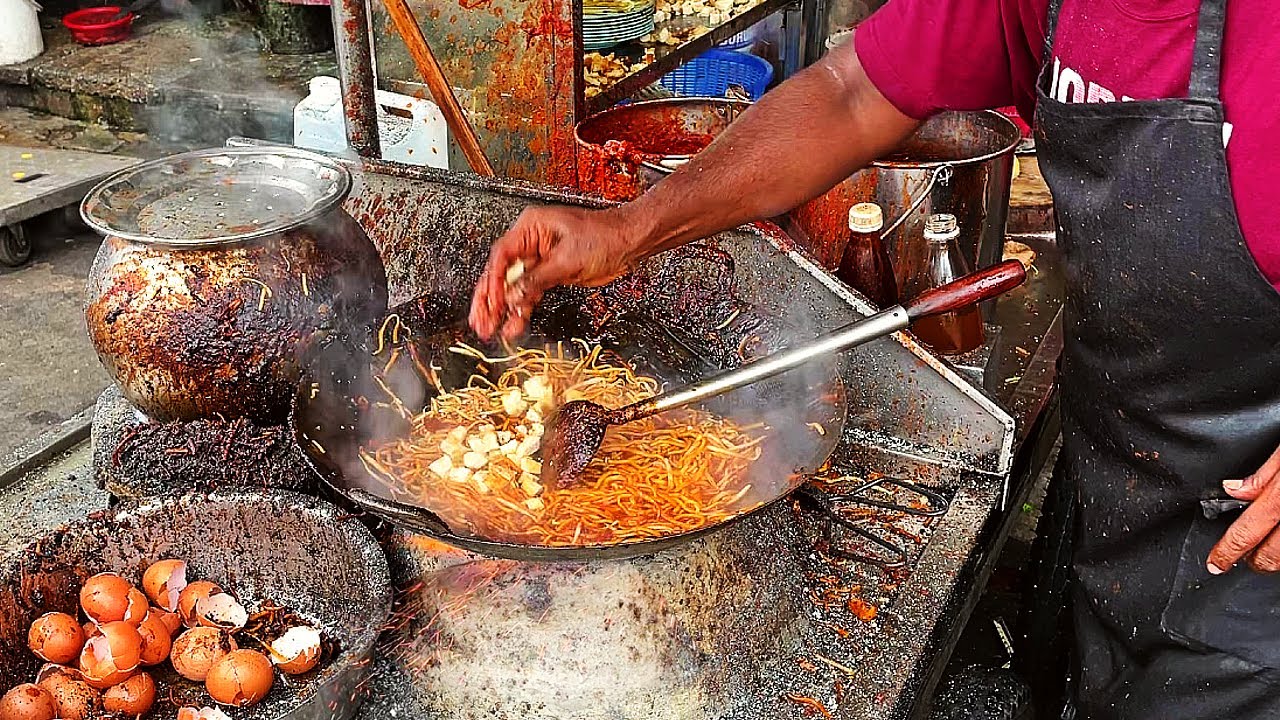 This 50 Year FAMOUS Stall in PENANG Sells the BEST Mee Goreng in Malaysia?! | Hussain Mee | 街头小吃