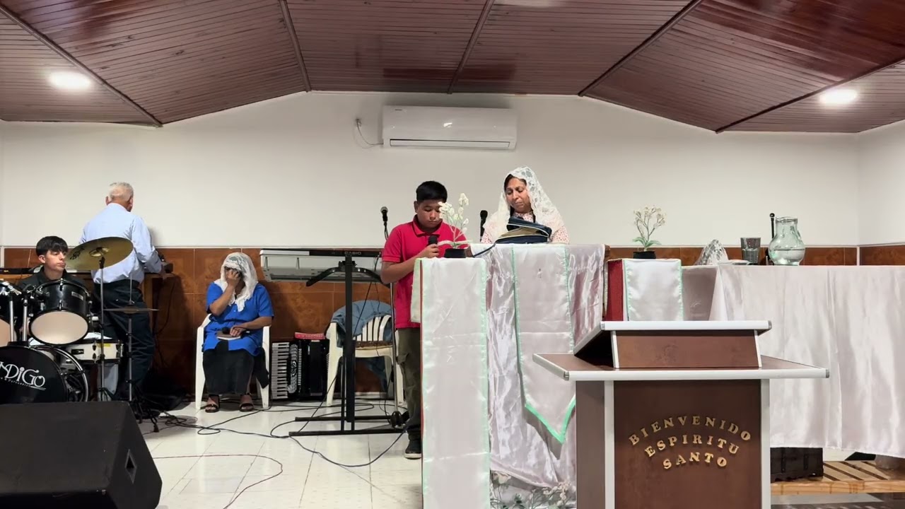 Hermana Sofía y Yahir alabando al Señor. Alabanza: yo sobreviví, Dios bendiga grandemente 