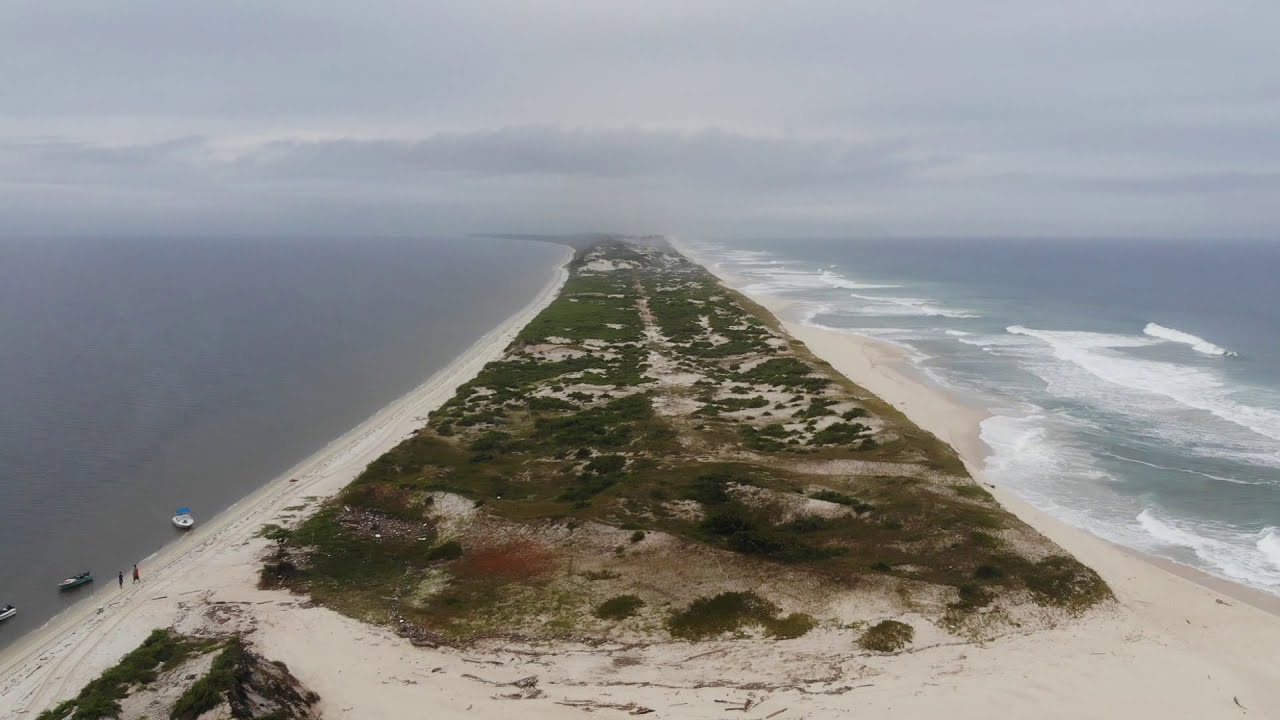 Panoramica na restinga com voo de drone na baia de sepetiba, mavic air