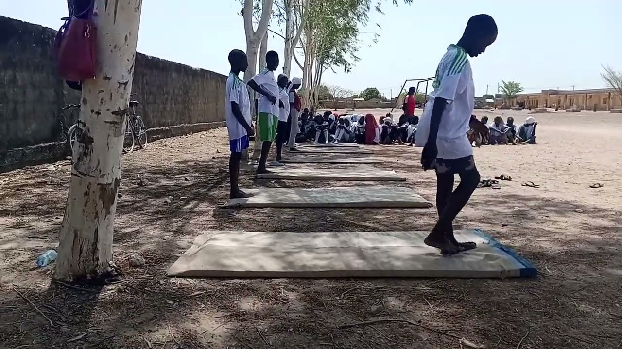 La gymnastique au sol avec les élèves de la sixième