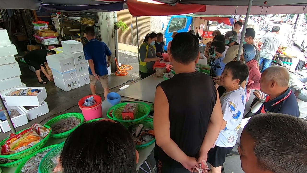 大甲人都吃這麼好 腿庫一上桌 整天的量瞬間搶光光 台中大甲第二市場 順天路341號 台中海鮮大叔 海鮮拍賣 海鮮叫賣  叫賣哥 seafood auction