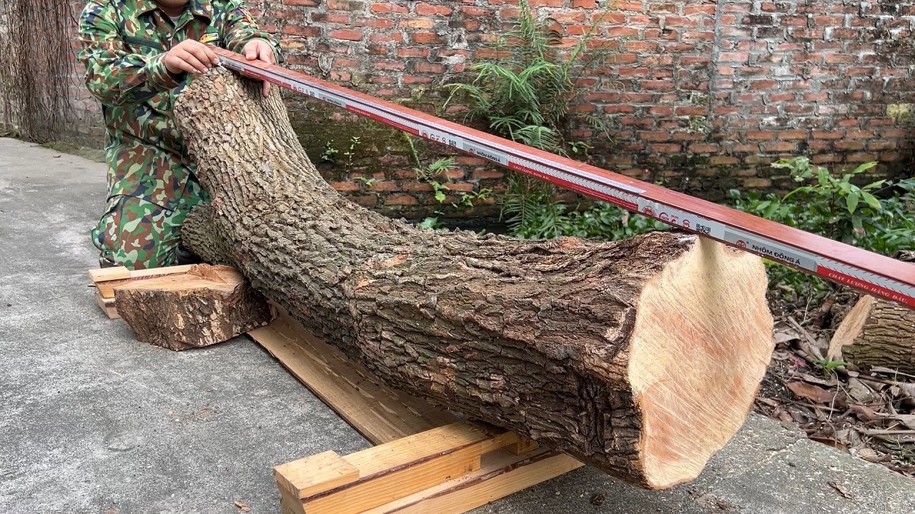 Building a Spectacular and Imposing Table from a Giant Tree Trunk : A Woodworking Feat