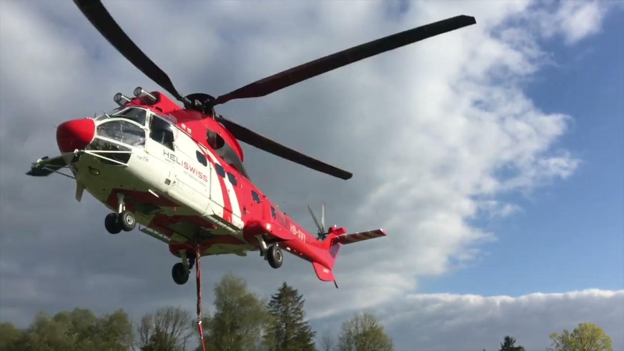 Heliswiss Super Puma beim Holzrücken