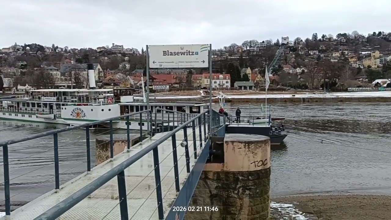 Raddampfer „Meißen“ beim Anlegen in Dresden-Blasewitz