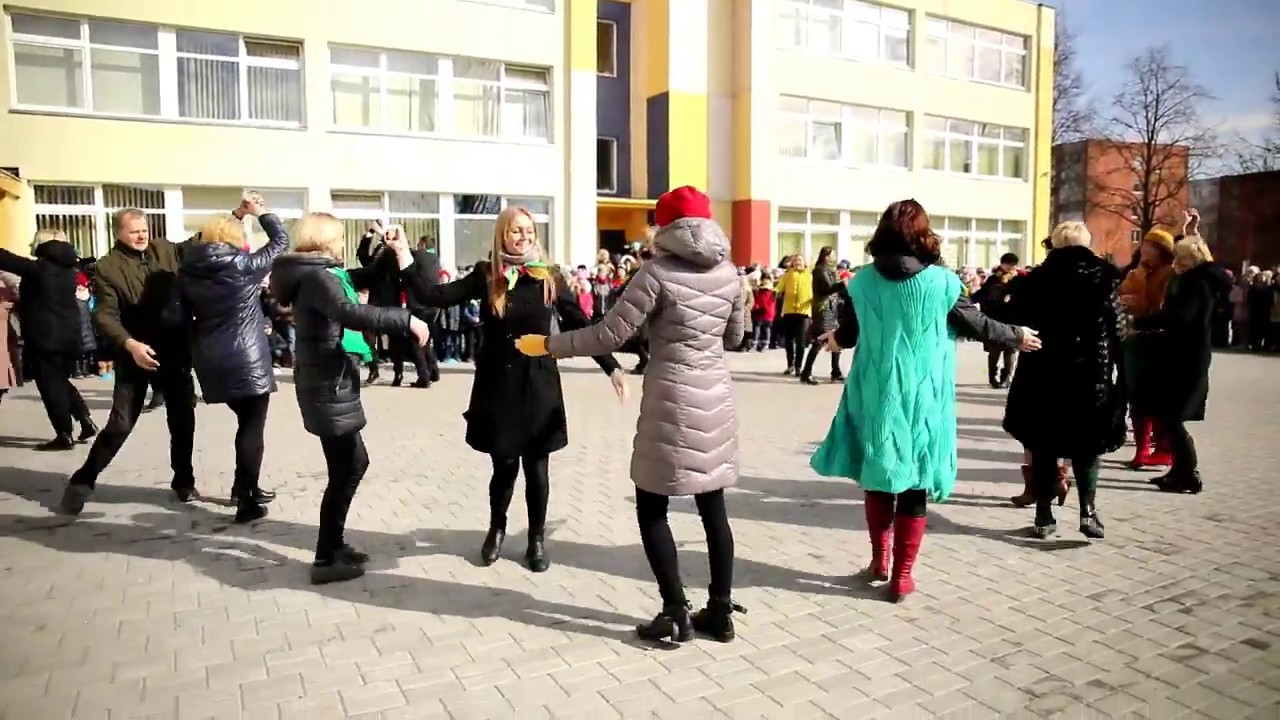 „Visa mokykla šoka“