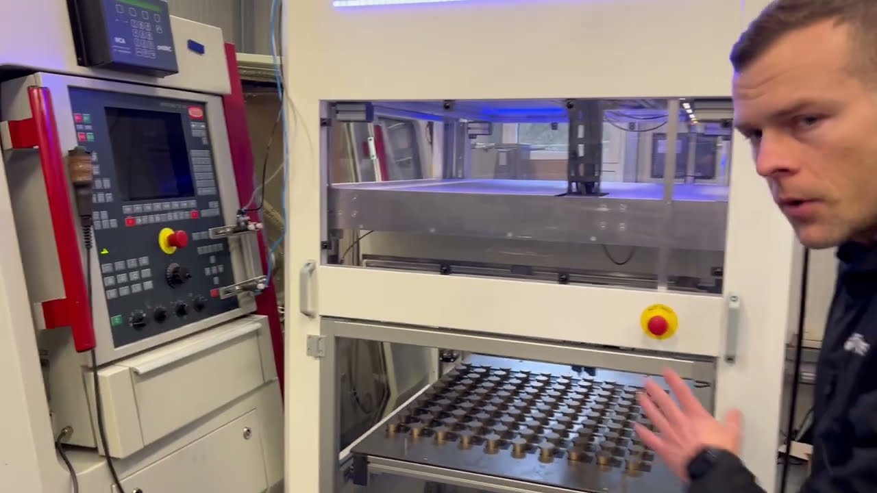 Inbetriebnahme CNC-Automatisierung vor TRAUB Drehmaschine - Findus Ladebox 850 Range