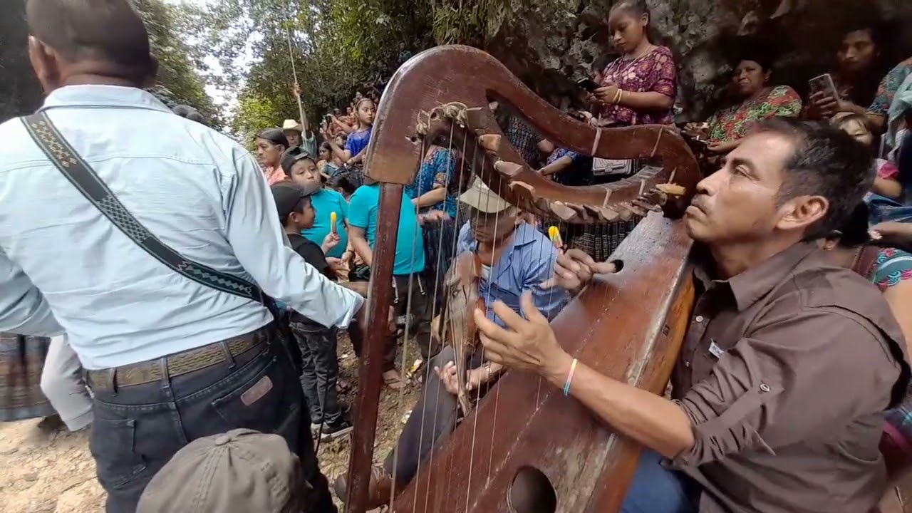 Musica en arpa comunidad maya Q'eqchi'  Aldea Tzuncal 