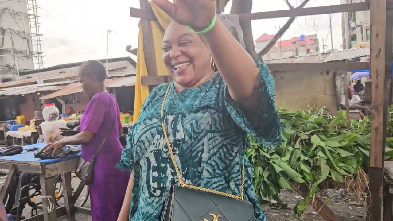 Maman Nitu Na Kati Ya Wenze  Akutani Na Makambu Marché Congo Kinshasa