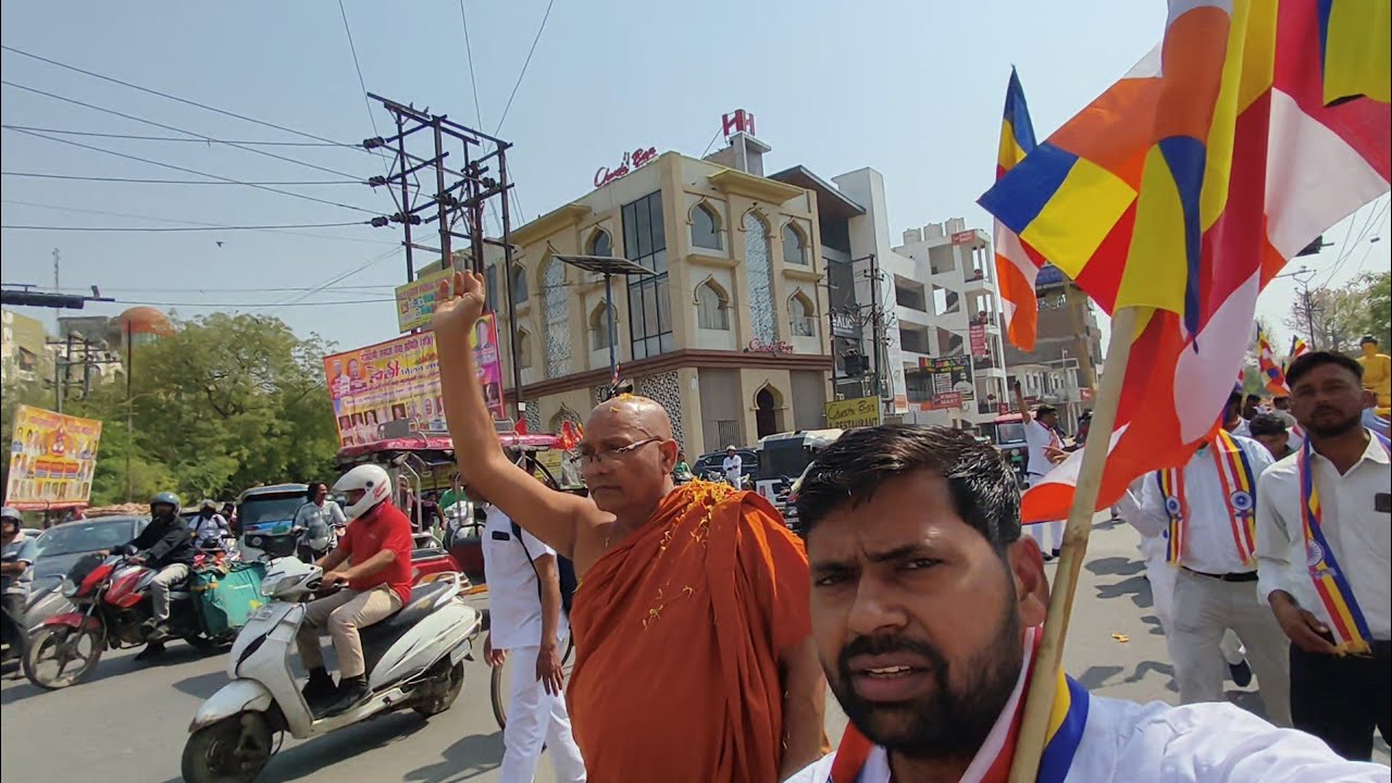 Aaj  Agra main nikala dhham karwan😍