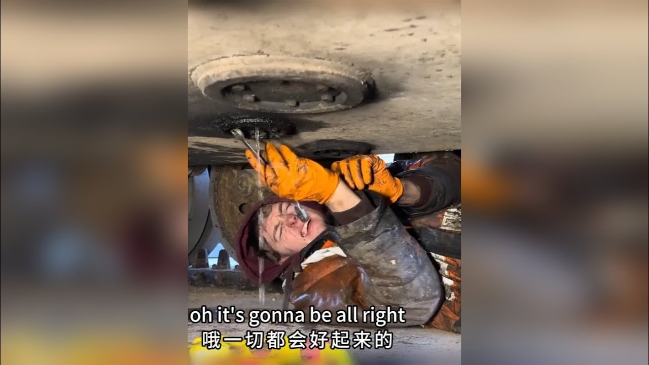 惊！液压油混冷却液，漏成奶昔 别划！严寒冻僵机械，挖掘机成功启动，拆液压杆遇漏油，动力包泡水故障全曝光