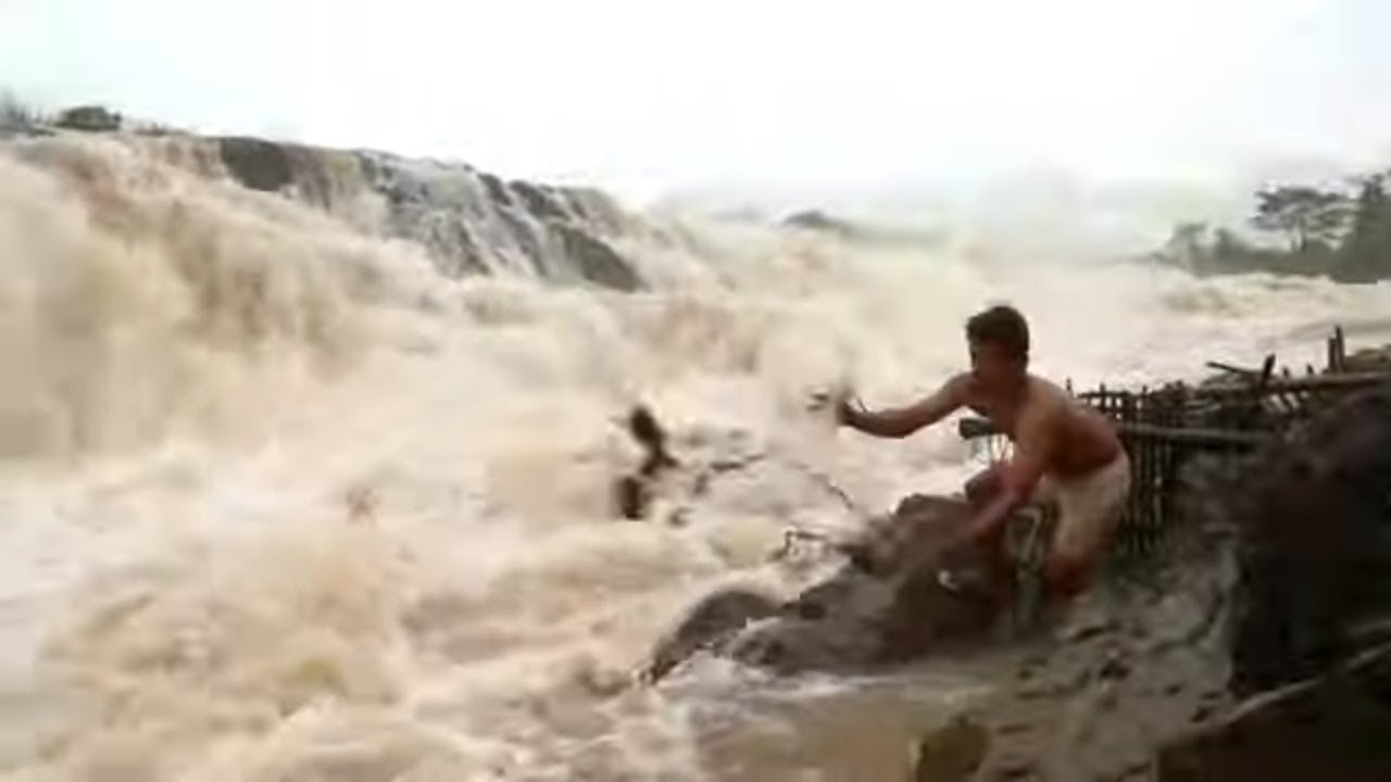 Рыбаки посреди водопадов