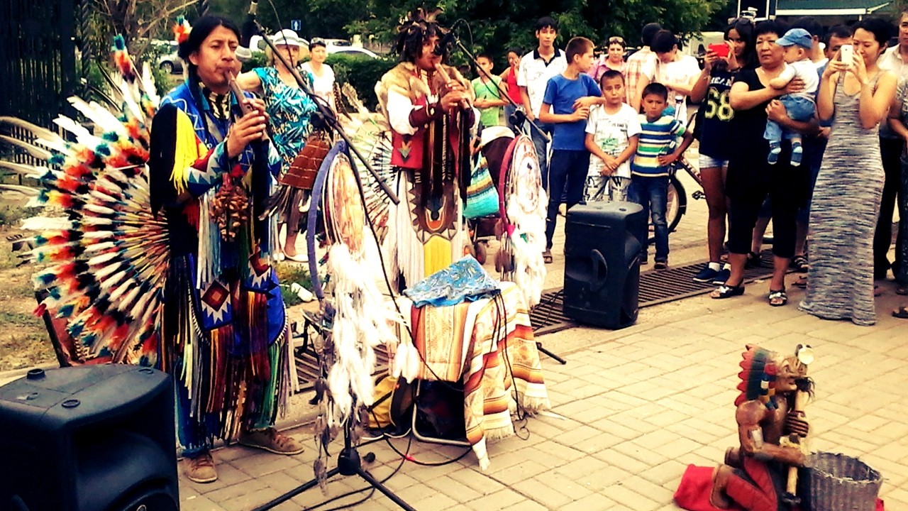 Индейцы из Эквадора в г.Уральск (11.07.2015) - 1. Песня 