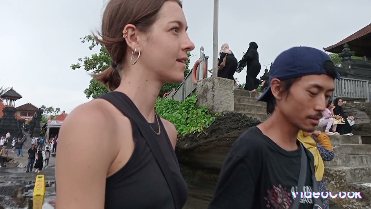 Berjubel antri ikut foto bareng-bareng para pemain tari tradisional pulau Dewata Bali saat itu 