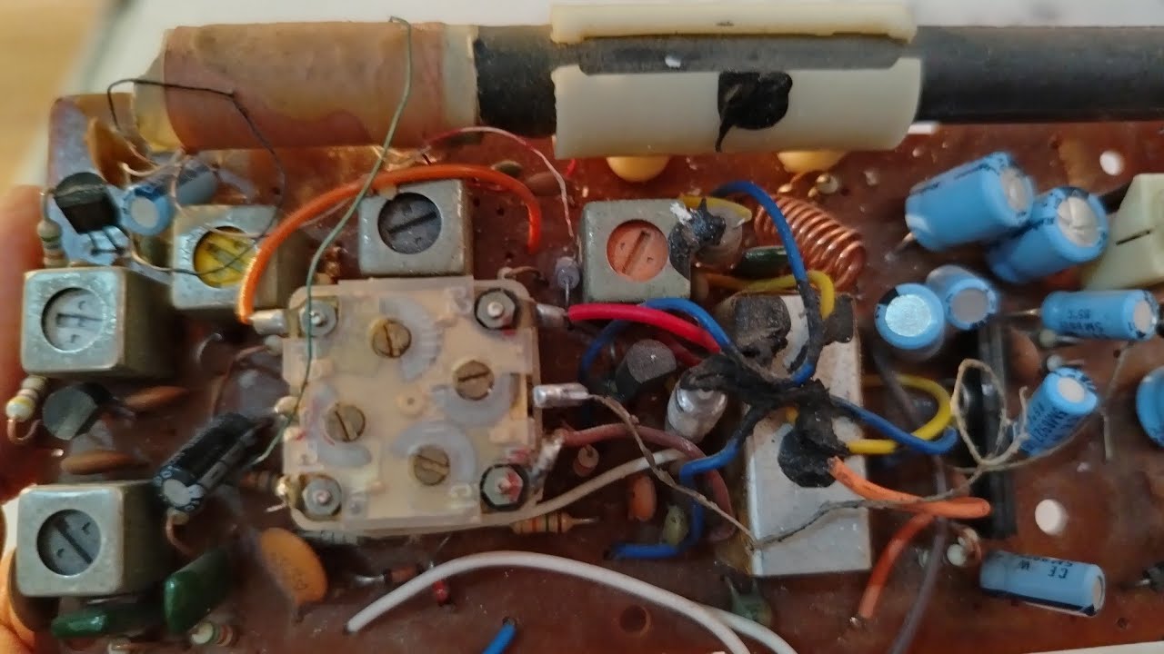 ما هو عمود الفيريت (Ferrite Rod) وكيف يعمل في الراديو؟