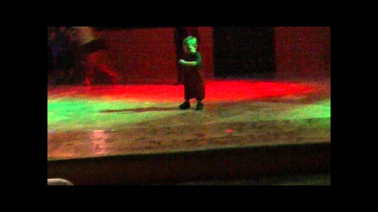 Bébé 21 mois improvise Michael Jackson