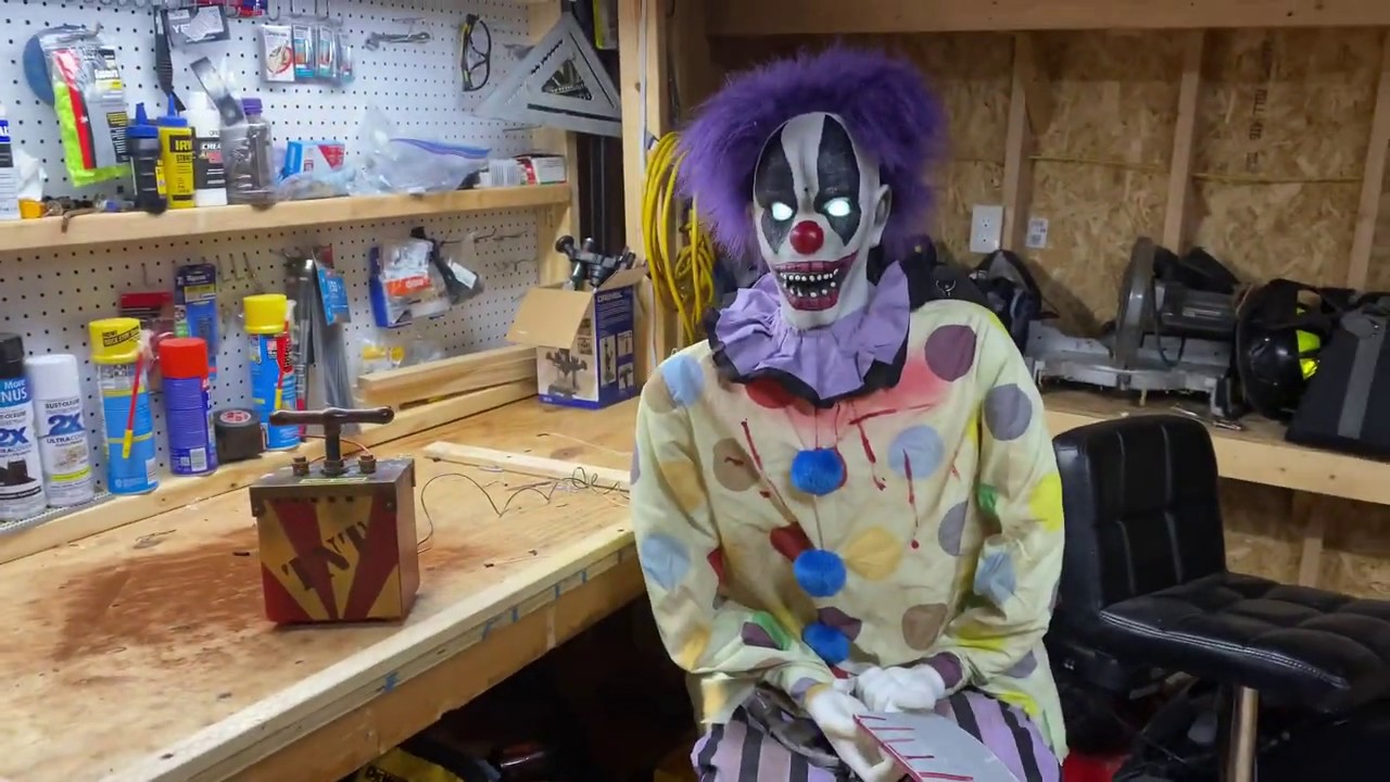 2013 Spirit Halloween Tekky Toys Thrashing Clown With TNT Box Life Size Animatronic Decoration