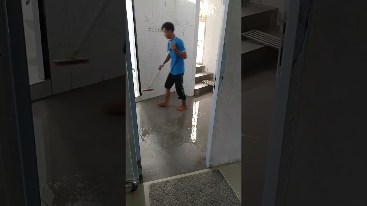 Bersihkan toilet 