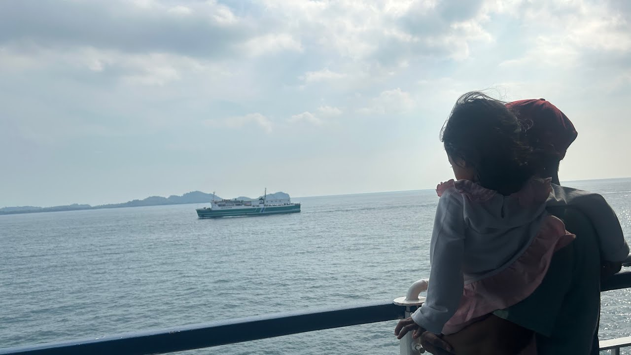 Liburan tama naik kapal fery di selat Sunda.