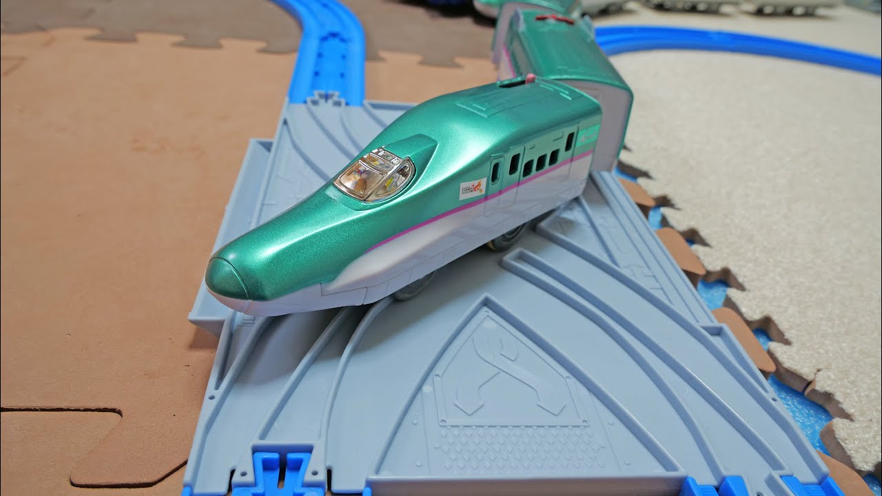 プラレール　新しいクロスレールで高速走行が気持ちいい‼直線・曲線レールではじめよう！スタートレールキットでモーター交換した速いプラレールを走らせてみた