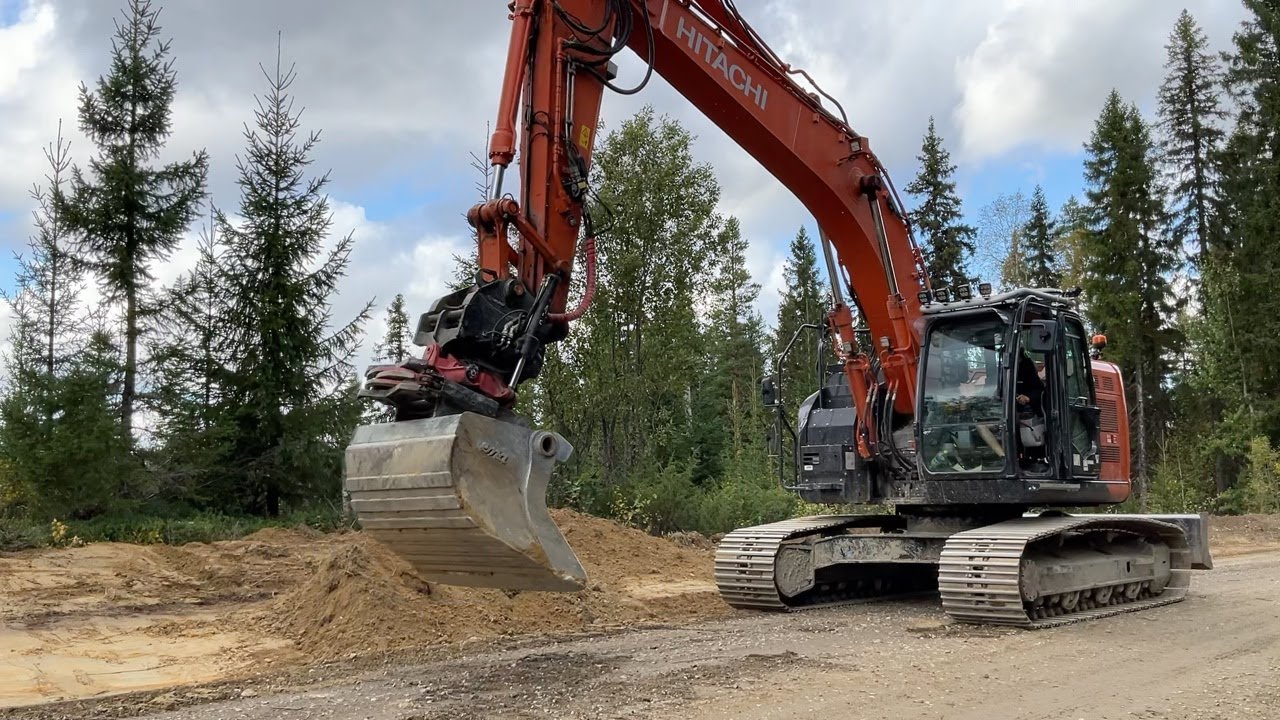 K&ouml;p Gr&auml;vmaskin Hitachi ZX 225 USLC-6 med tiltrotator p&aring; Klaravik