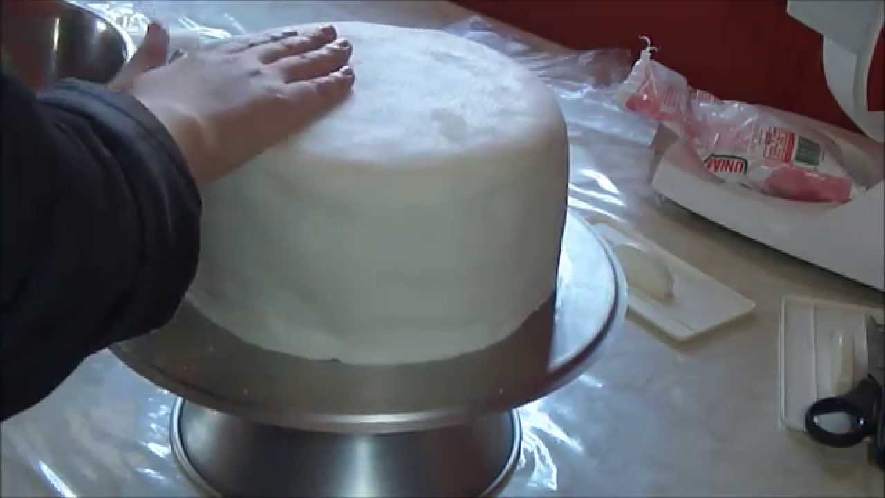 Cobrindo bolo com glacê mármore
