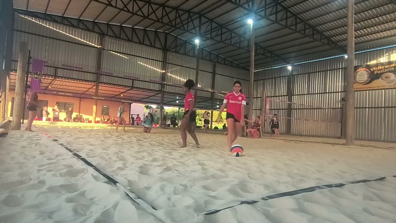 Jogo da Final, 1° set. Tita e Gi contra Isadora e Ingrid. Vitória.