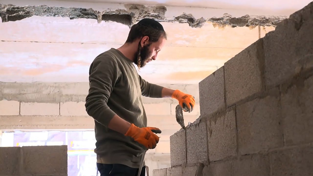 בין תורה לעבודה: הפועלים החרדים מתגייסים לענף הבנייה