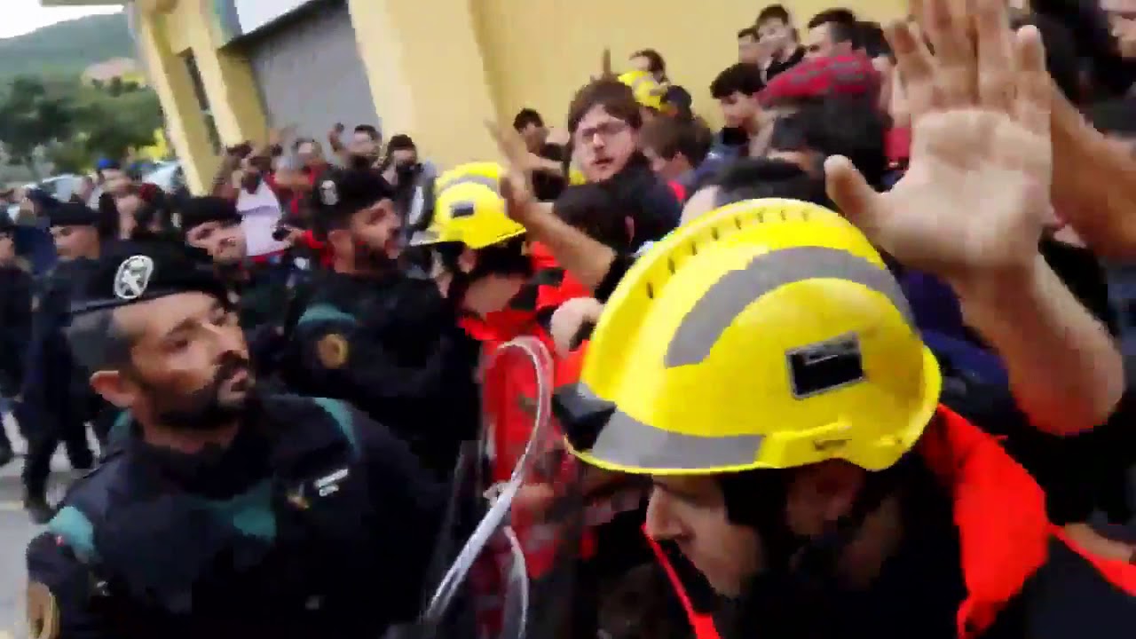 Bomberos protegen los electores en Catalu&ntilde;a #CatalanReferendum