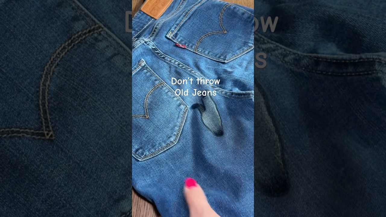 Wypr&oacute;bowuję viralowy trik, jak usunąć plamę z wybielacza na moich dżinsach #kr&oacute;tki filmik #laundryhack #cleaning #hack #tip