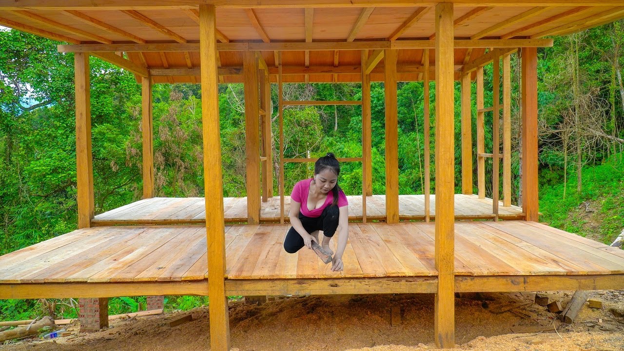 The woman built her dream wooden house in 125 days for her small family