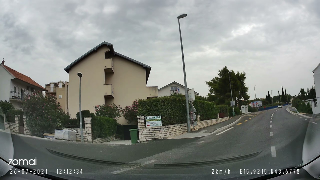 Fahrt durch Brodarica  nahe Sibenik  / Kroatien