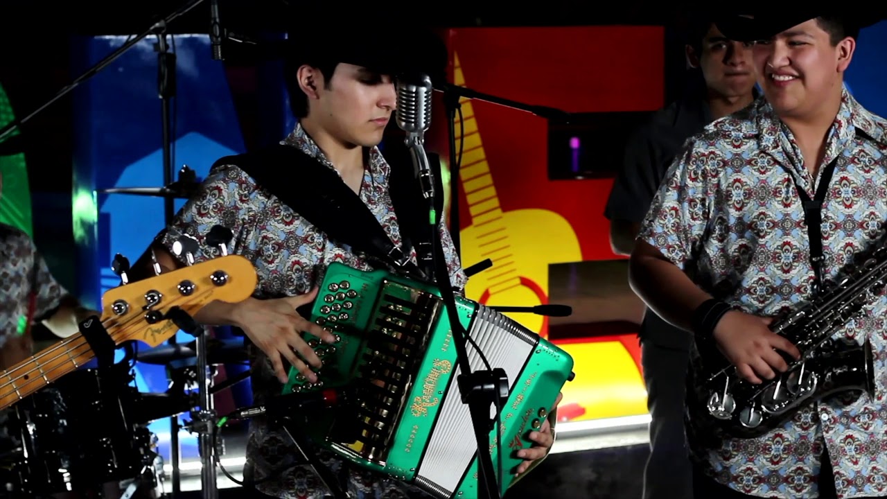Los Ramones de Nuevo Leon - La Pelirroja (En Vivo)