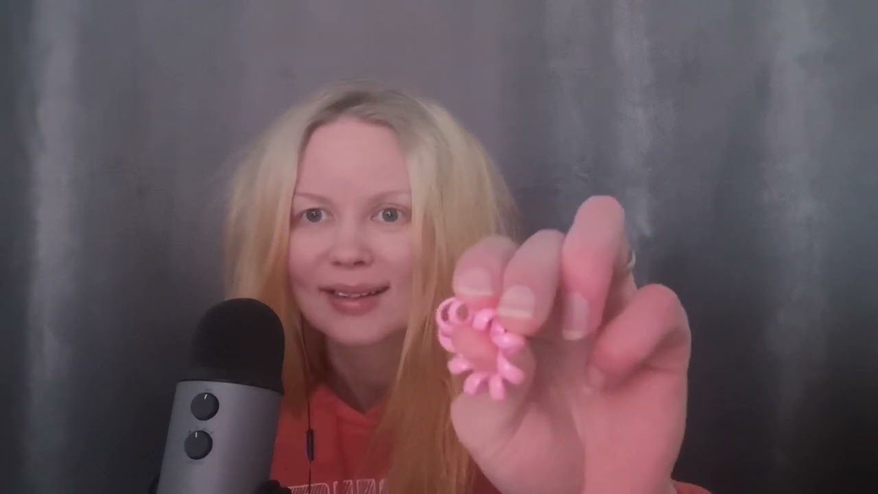 Asmr Suomi - kuiskaten hiusjuttuja ja hiusten harjausta