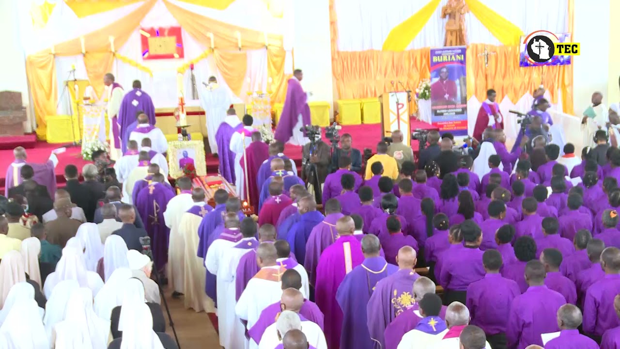 ''KAMA KRISTO ALIPOKUFA,AKAFUFUKA'-KWAYA NJOMBE ILIVYOSINDIKIZA MAANDAMANO MAASKOFU MAZISHI MALUMA