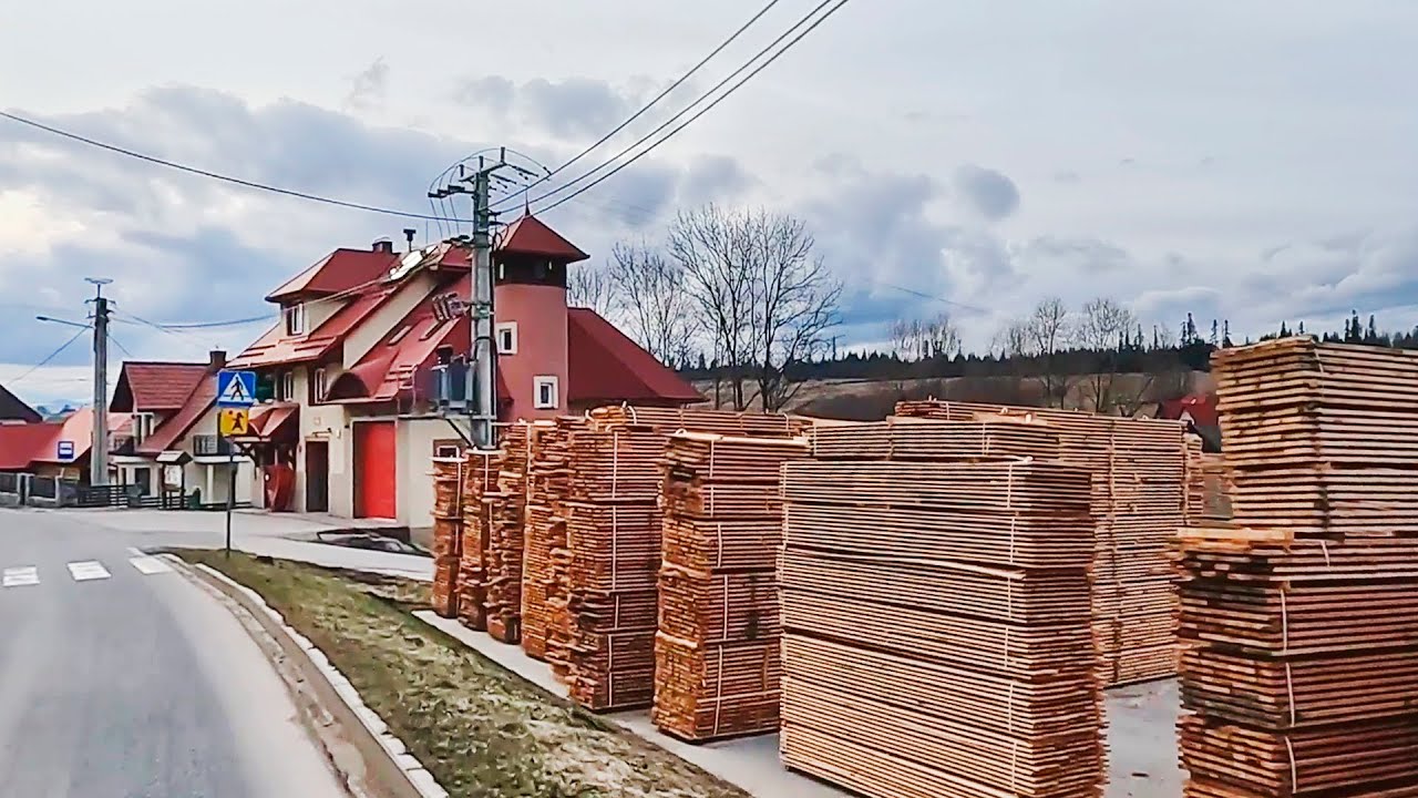 W tej okolicy jest wiele tartaków. Droga przez Harkabuz i Podsarnie.