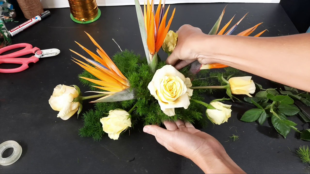 Cắm bình hoa để bàn họp , bàn ăn đơn giản đẹp Hoa Hồng vàng