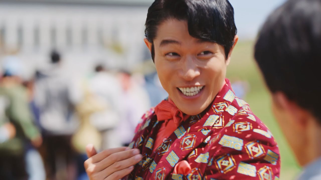 鈴木亮平、クセ強キャラ”億山”でハイテンションなコミカル演技！「素で演じてます」 MEGA BIG 新TV CM 『１２億の案内人億山・大縄大会篇』