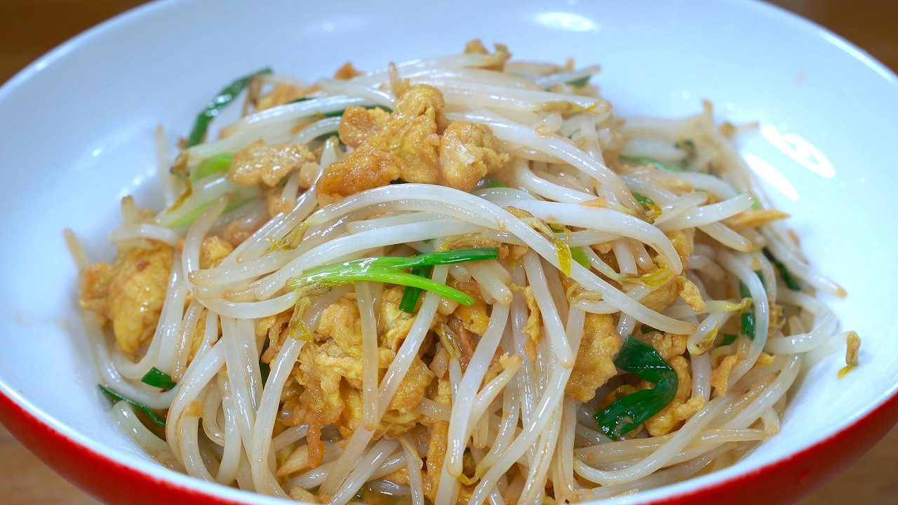 去湘菜馆必点的一道家常下饭菜，胖豆芽炒鸡蛋，咸香爽脆不出水，好吃入味又解腻，特别下饭#like #吃货推荐官 #food