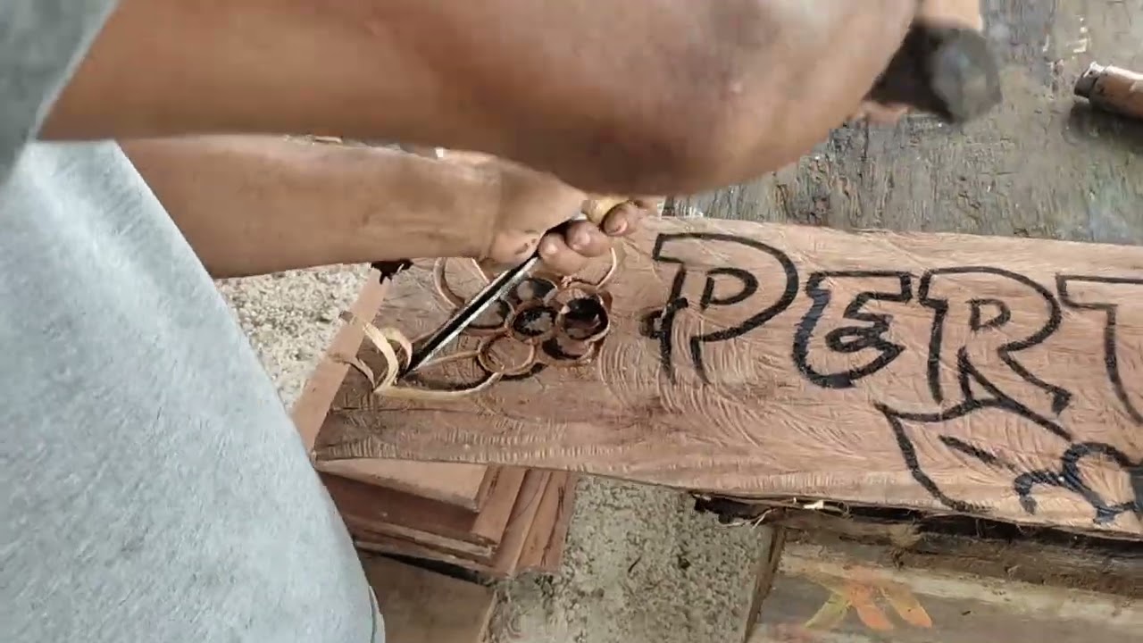 ensinando como fazer uma placa entalhada de madeira rústicas .