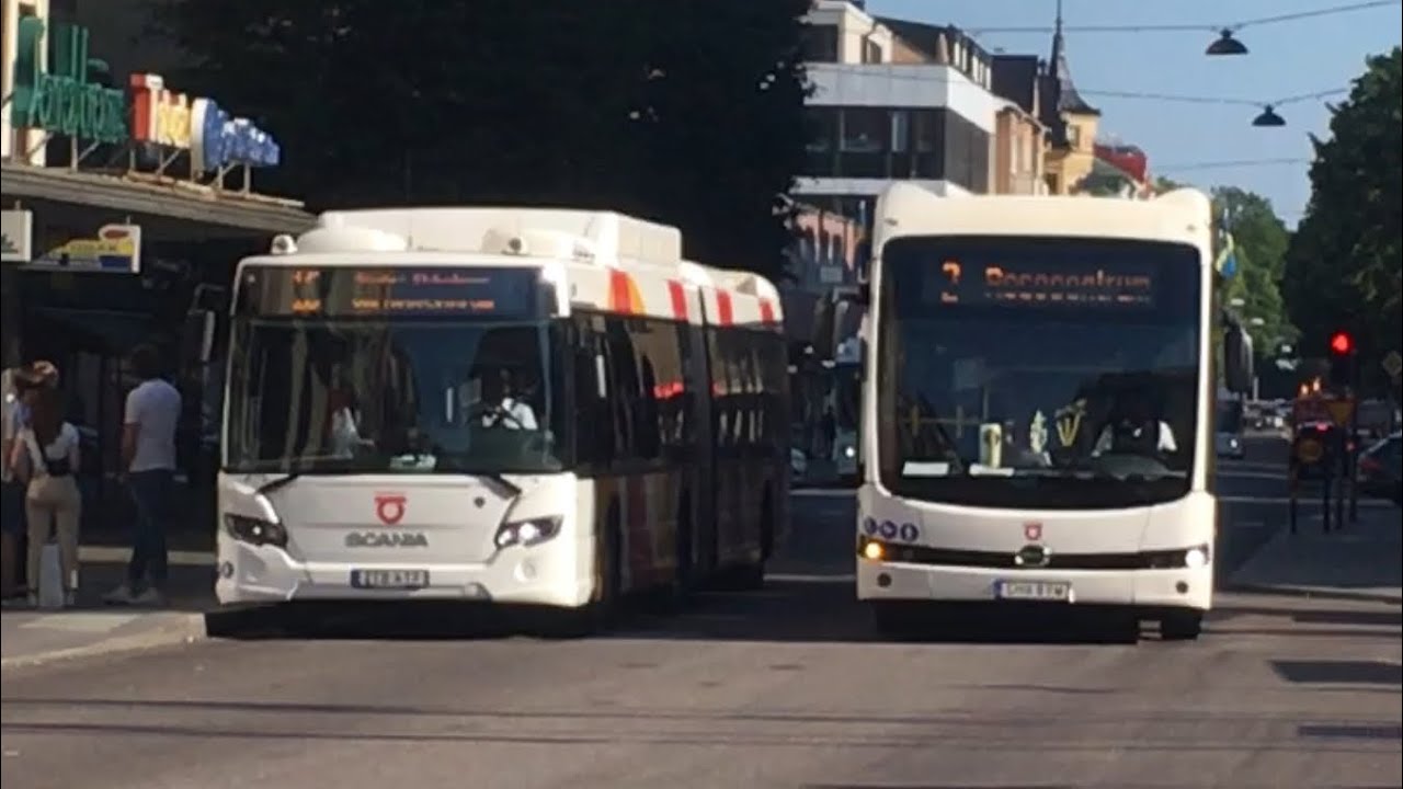 Bussar i i centrala Linköping