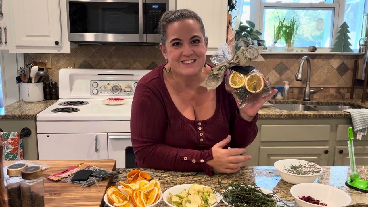 DIY simmer pots! Great low cost gift or make your home smell amazing for the holidays.