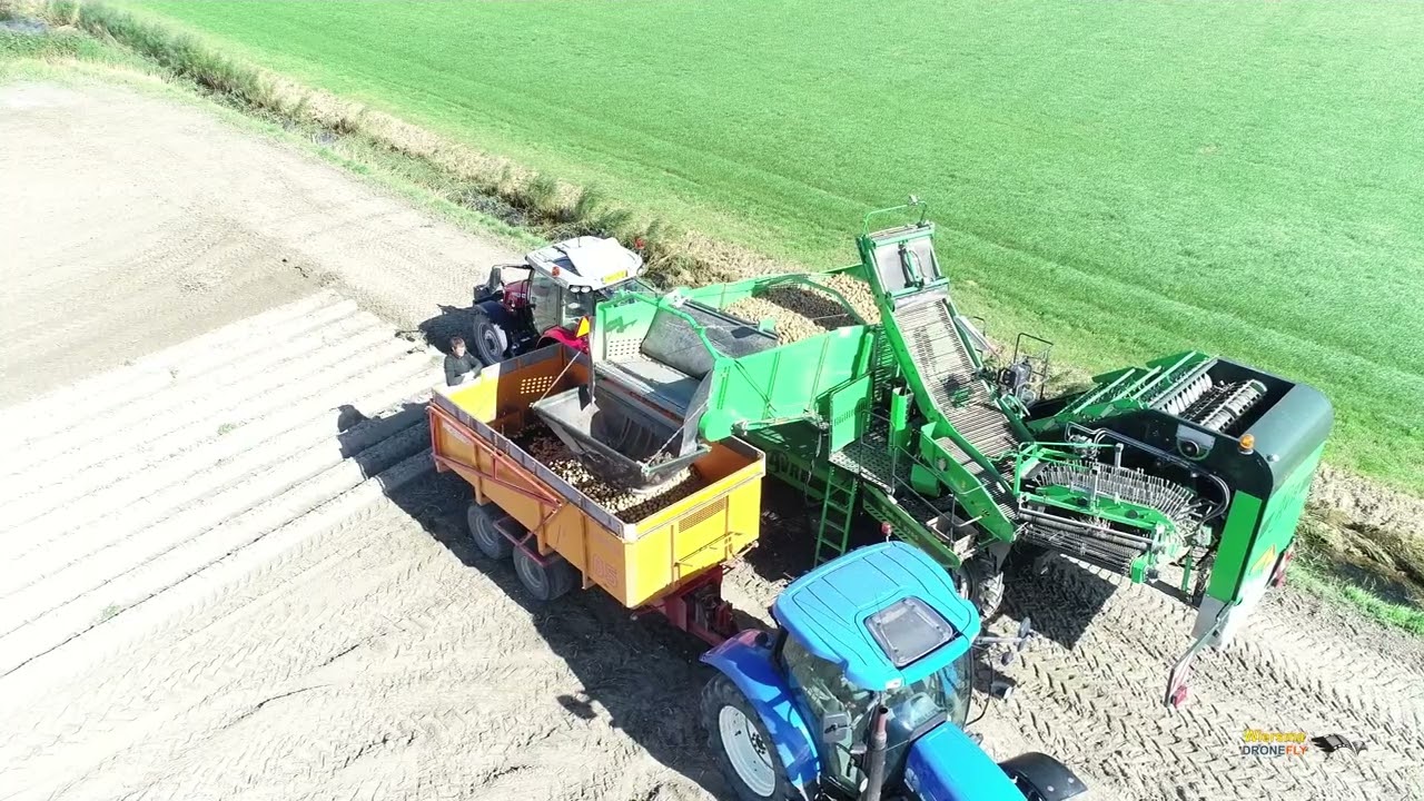 Aardappel rooien en aardappelen in schuur brengen Dijkstra Brantgum