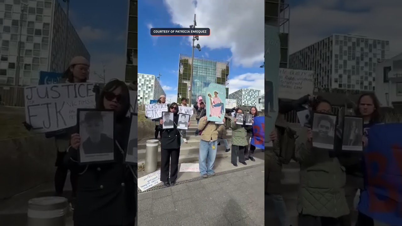 Протестующие против Дутерте перед зданием МУС