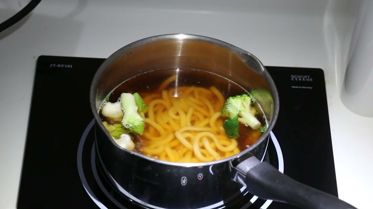 One Pot Udon Noodles with Broccoli and Chicken in under 10 Minutes