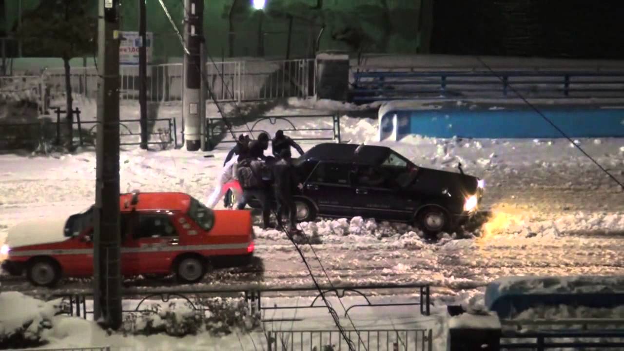 深夜若者達が路上で雪合戦！タクシーが雪でスタッグし若者たちが取った行動とは？