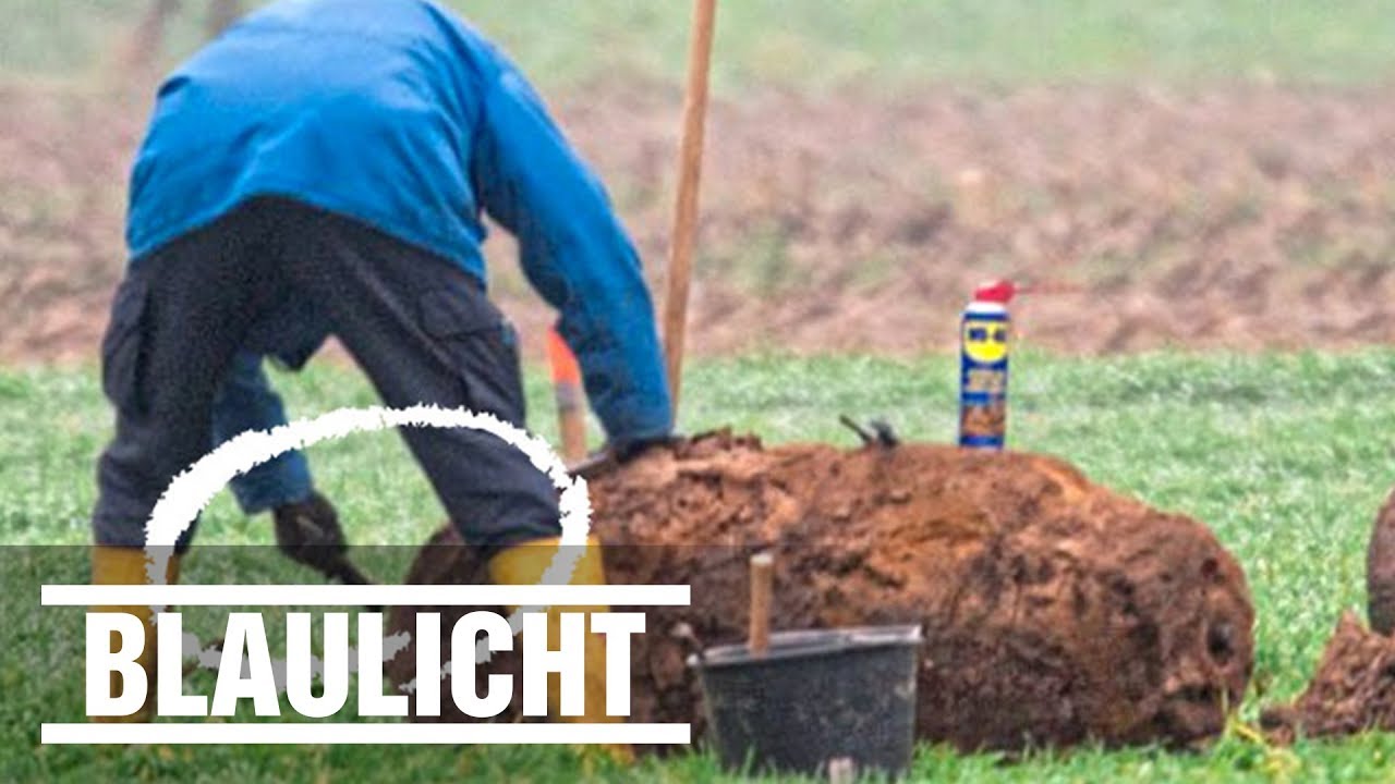 Sprengmeister hämmert auf Weltkriegs-Bombe rum